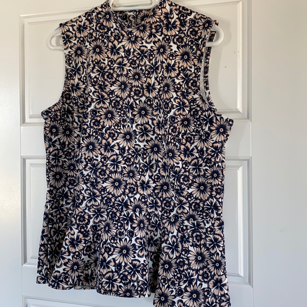 Adorable Large Banana Republic top!
